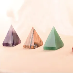 Vue détaillée de pyramide en pierre de cristal naturel, décoration énergétique pour bureau maison.