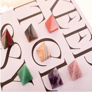 Ornement de pyramide en cristal naturel, décoration de pierre d'énergie de guérison multicolore.