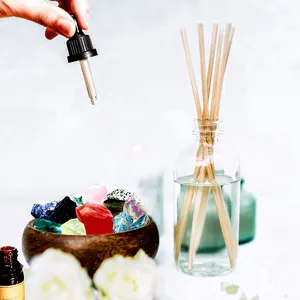 Set diffusore di aromi in pietra grezza di cristallo naturale con olio essenziale.