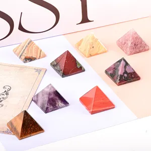 Set de pyramide en cristal naturel, pierres precieuses colorees pour decoration interieure.