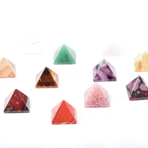 Set de pyramides en cristal naturel, ornements de pierres minérales assorties pour décoration.