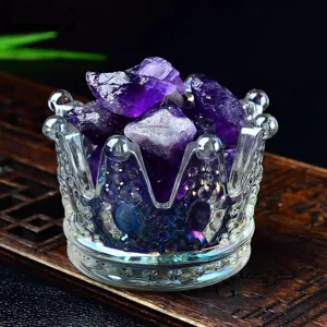 Piedras brutas de cristal de amatista natural en recipiente de vidrio corona para aromaterapia