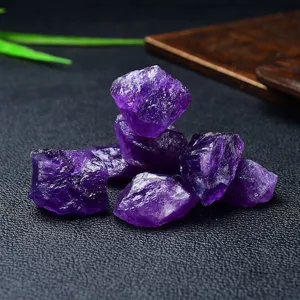 Amatista en bruto violeta oscura piedra mineral espécimen detalle vista para joyería fina.
