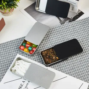 Boîtes métalliques coulissantes portables pour ranger de petits objets comme des bonbons.