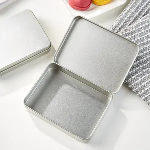 Gedetailleerd weergave van een zilveren rechthoekige metalen opbergdoos voor kleine items.