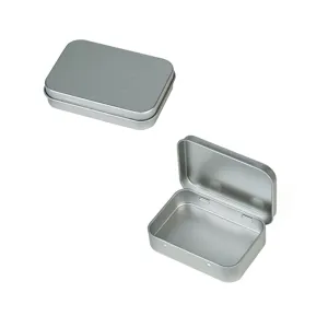 Petite boite en metal argente avec couvercle a charniere pour ranger bijoux et petits accessoires.