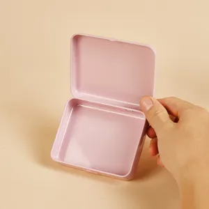 Compacte roze metalen opbergdoos in detail, perfect voor het ordenen van kleine sieraden.