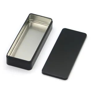Detailansicht der mattschwarzen Blechdose, zeigt silbernes Inneres und separaten Deckel.