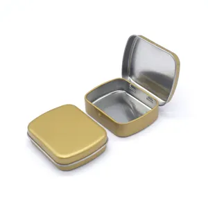 Petite boîte en métal dorée à l'extérieur et argentée, petit contenant de rangement.
