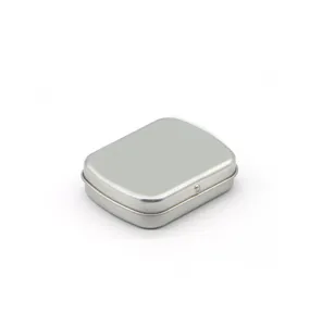 Vue detaillee de la petite boite en metal portable avec des coins arrondis et une surface propre.