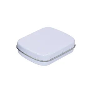 Vue détaillée de la boîte de rangement en métal blanc portable pour bonbons et petits objets.
