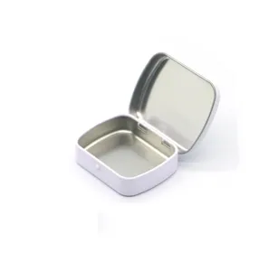 Petite boîte en métal blanc portable pour bonbons à la menthe pilules et petits objets.
