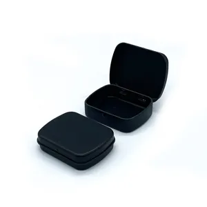 Vue détaillée de petites boîtes en fer blanc noir mat, idéales pour ranger des bonbons ou des objets.