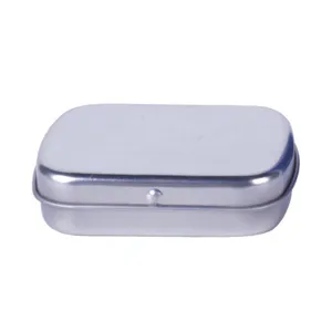 Vue détaillée montrant la texture métallique lisse de cette mini boîte de rangement.