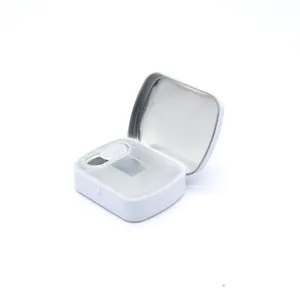 Vue de détail de la mini boîte en fer blanc portable, contenant blanc avec couvercle coulissant.