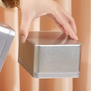 Detailansicht einer quadratischen Blechdose aus Metall zur sicheren Aufbewahrung.