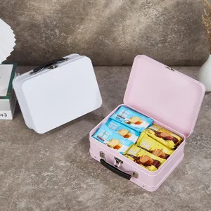 Detailansicht der Metall-Brotdose als Koffer mit Snacks, tragbare Geschenk-Aufbewahrungsbox.