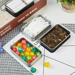 Vue détaillée de la petite boîte de rangement coulissante en fer blanc pour petits objets.
