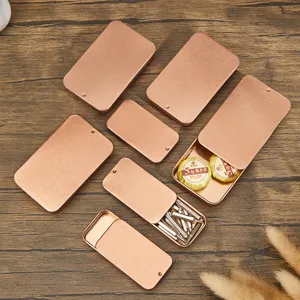 Vue détaillée de petite boite de rangement en métal coulissant or rose pour bijoux et petits objets.