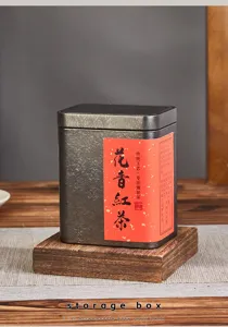Detaillierte Aufnahme einer quadratischen Teedose aus Metall mit matter Retro-Oberfläche.