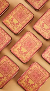 Detailansicht traditioneller chinesischer Hochzeits-Bonbon-Dosen in Rot und Gold, edles Design.