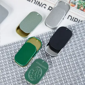 Nahaufnahme kleiner Schiebedosen aus Metall in verschiedenen Farben für feste Parfums.