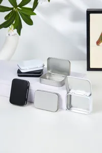Vue détaillée de petites boîtes en métal, couvercle pour bijoux, bonbons et petits objets.