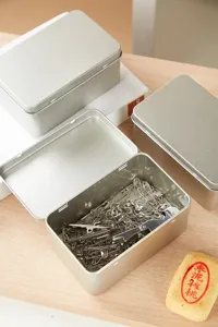 Silberne Klappdeckel Metallblechdose fur Snacks Hardware und Teelagerung Detailansicht.