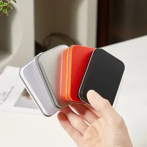Detailaufnahme von bunten, matten Mini-Blechdosen, ideal zur Aufbewahrung kleiner Dinge.