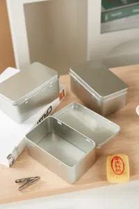 Detailansicht der silbernen Aufbewahrungsdose aus Metall mit Klappdeckel und glattem Finish.