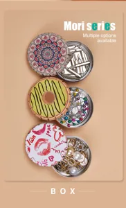 Ensemble de boîtes rondes créatives avec motifs, idéal pour ranger des bijoux et de petits accessoires.