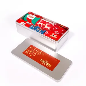 Weihnachtsstrümpfe Set verpackt in einer silbernen Metall-Aufbewahrungsbox, festliches Design.
