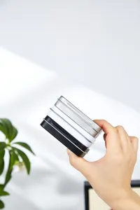 Vue détaillée de boîtes de rangement en métal portables tenues à la main pour petits objets.