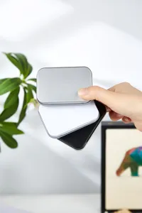 Mini boite en metal portable avec couvercle rabattable pour ranger bijoux et petits objets.