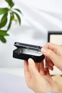 Gros plan détail de la petite boîte en métal noir avec couvercle pour bijoux ou bagues.