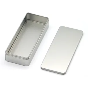Detailansicht rechteckige Metalldose, mattierte Aufbewahrungsbox mit Deckel nahaufnahme.