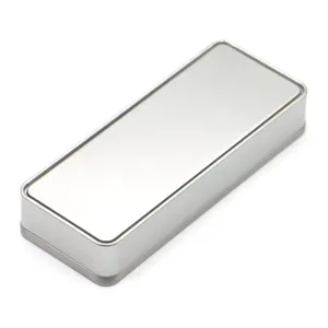 Detaillierte Ansicht der silbernen mattierten Metall-Aufbewahrungsbox, glatte Oberfläche.