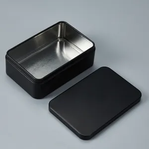 Schwarze rechteckige Metalldose mit Deckel für Tee und Schmuck, minimalistisch.