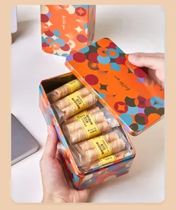 Vue détaillée d'une boîte en fer colorée avec des biscuits aux œufs au fromage emballés.