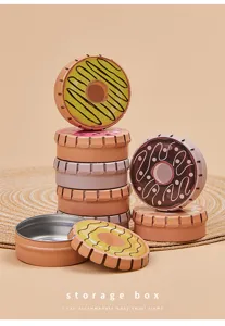 Vue détaillée de jolies boîtes de rangement en métal en forme de donut pour bijoux.