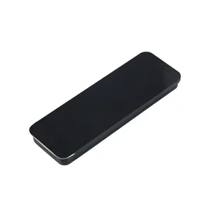 Vista dettagliata della scatola di stoccaggio in metallo nero, dimensioni compatte.