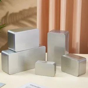 Set aus mattierten silbernen Blechdosen zur Lebensmittelaufbewahrung und Geschenkeverpackung.