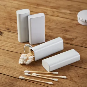 Witte metalen opbergdoos met wattenstaafjes gedetailleerdweergave, minimalistisch.