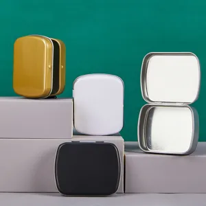 Boîte de rangement métallique compacte avec couvercle à charnière pour bonbons et petits objets.