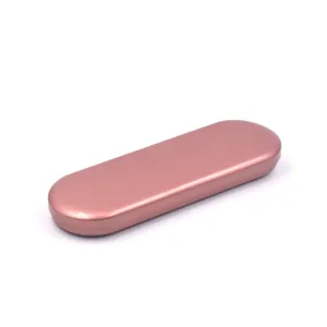 Roségouden metalen opbergdoos met deksel, ideaal voor sieraden en kleine cosmetica.
