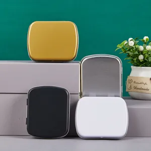 Gros plan détaillé de boîtes de rangement métalliques portables présentées sur des blocs.
