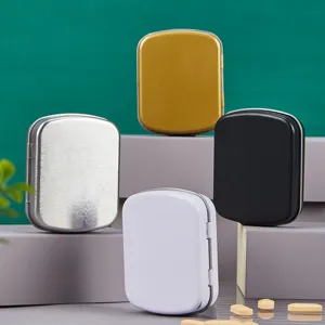 Vue détaillée de petites boîtes de rangement métalliques à couvercle pour bonbons et pilules.