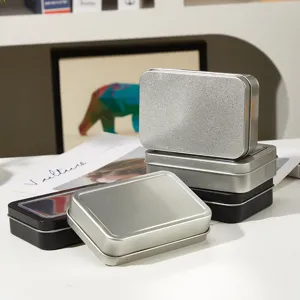 Vue détaillée de boîtes de rangement en métal carrées empilées en argent et noir.