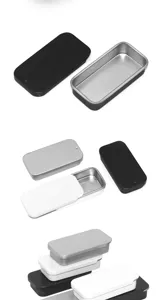 Detailansicht der kleinen Schiebe-Metalldose in Schwarz, Silber und Weiß, offen und geschlossen.