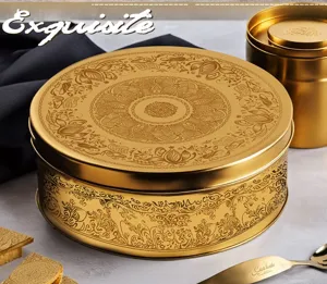 Boite de rangement ronde en metal dore avec motif en relief raffine pour biscuits.